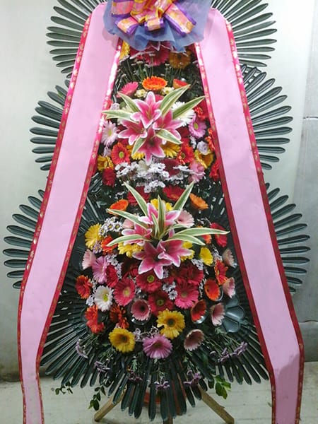 학원 및 교직원 연합회에서 준비한 3단 축하화환